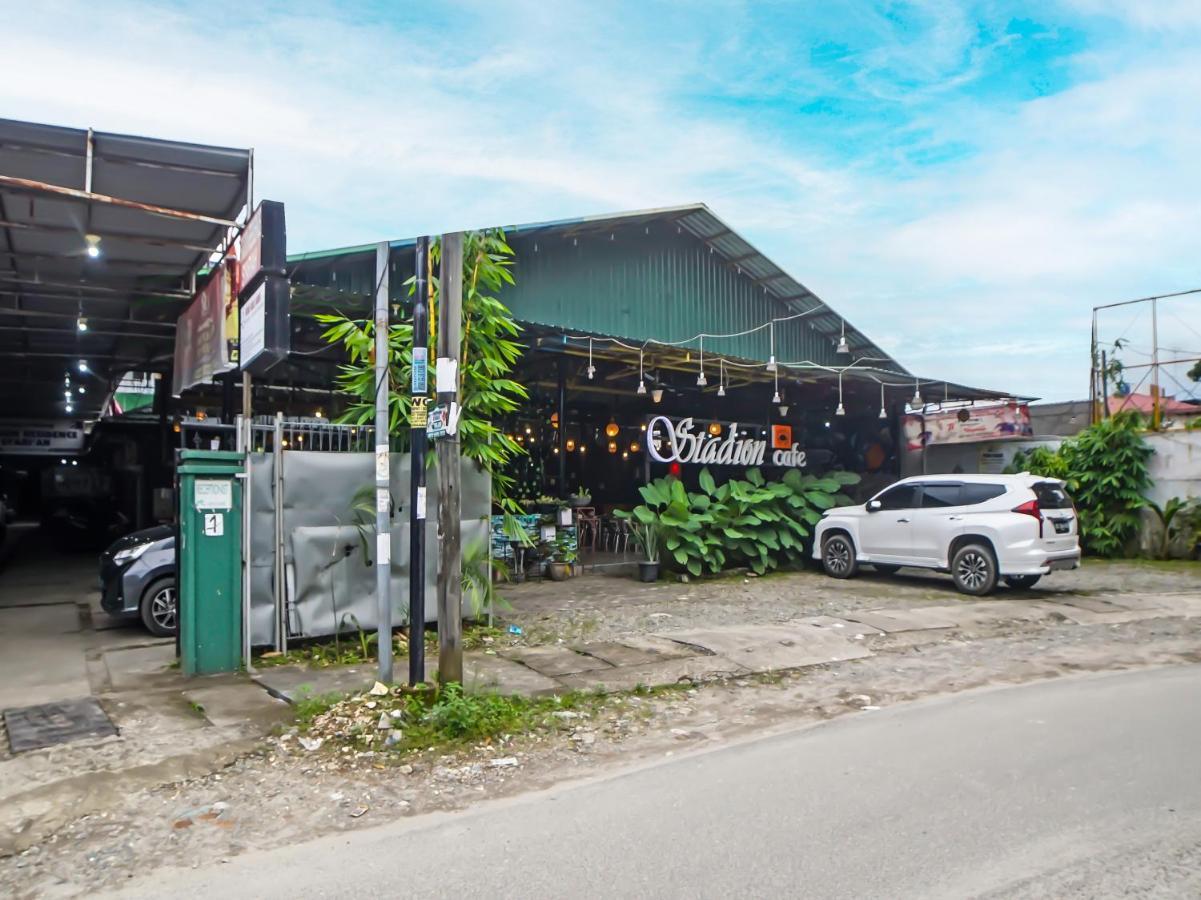 Oyo 990 Stadion Residence Syariah Medan Exteriör bild