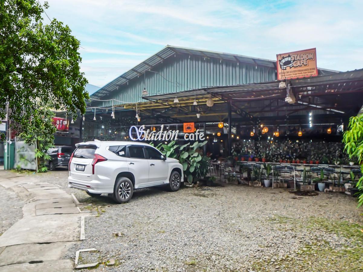Oyo 990 Stadion Residence Syariah Medan Exteriör bild