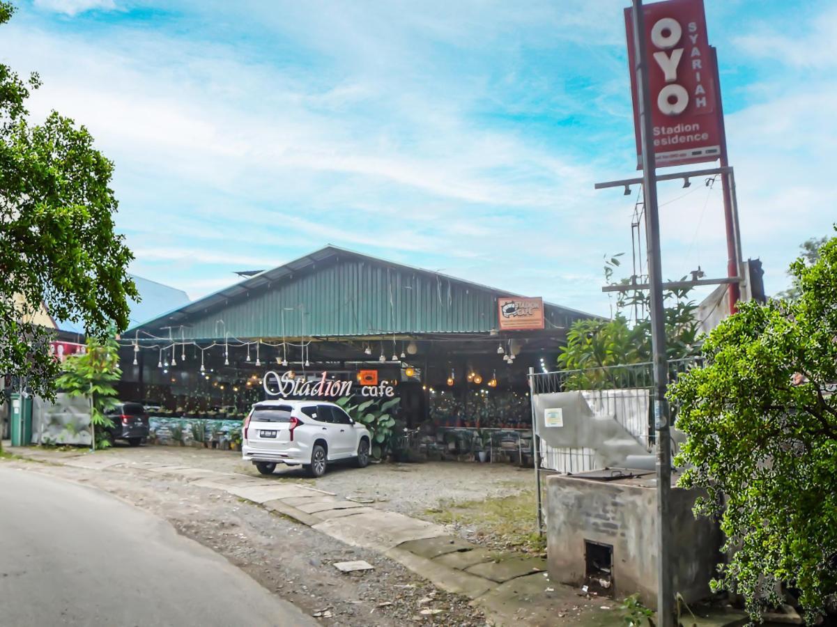 Oyo 990 Stadion Residence Syariah Medan Exteriör bild