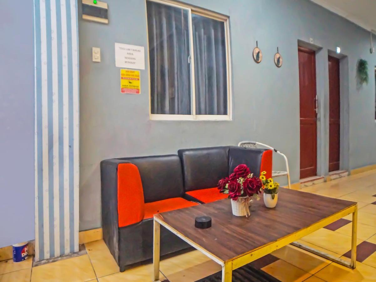 Oyo 990 Stadion Residence Syariah Medan Exteriör bild