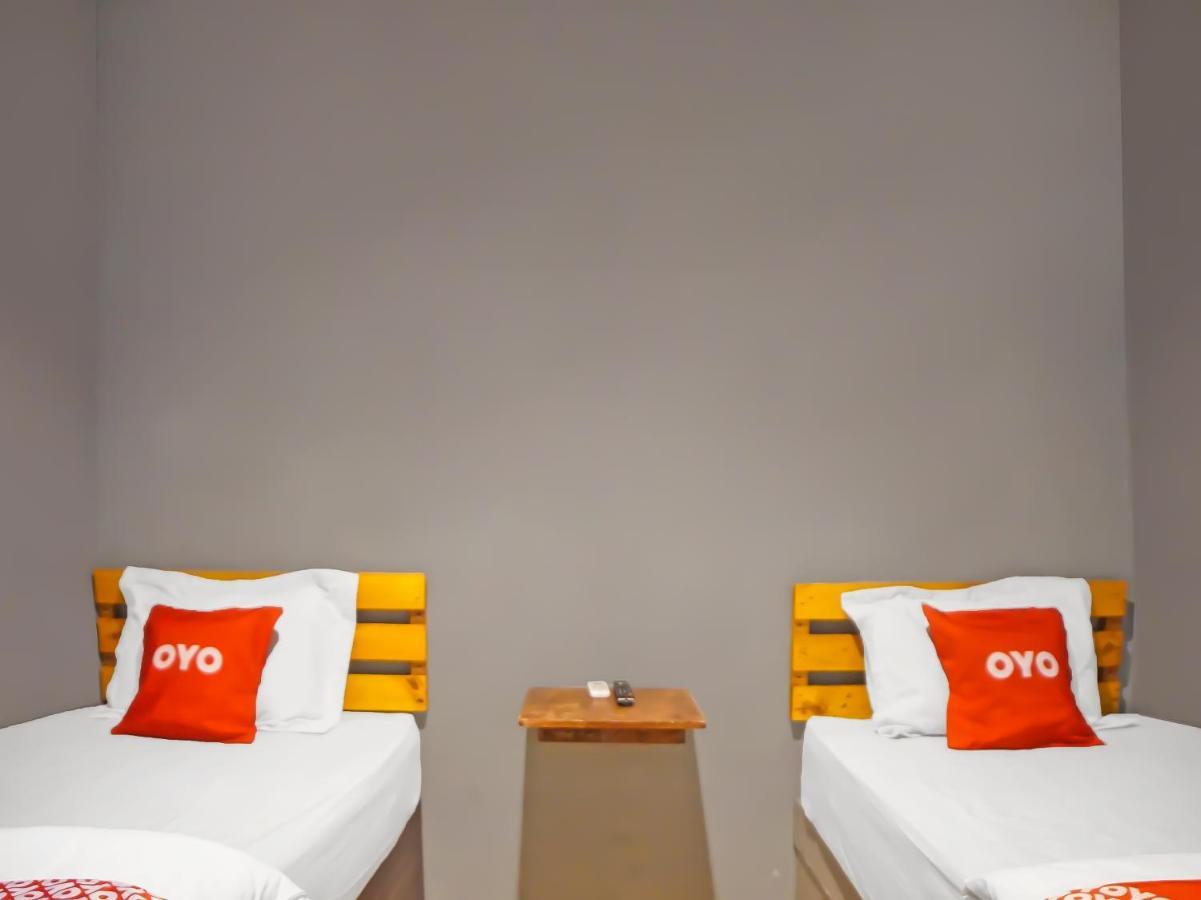 Oyo 990 Stadion Residence Syariah Medan Exteriör bild
