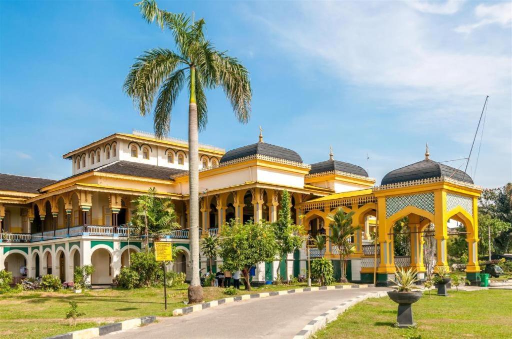 Oyo 990 Stadion Residence Syariah Medan Exteriör bild